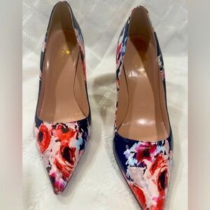 Kate Spade floral watercolor heels sz 6B
Light wear, 3.5 in heel.
